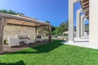 Detached villa with outdoor hot tub, swimming pool and lawn Các khách sạn ở 