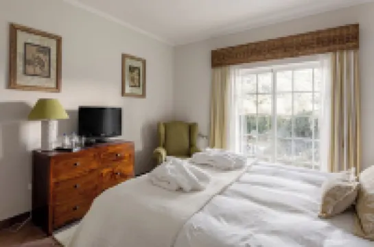 LUX Sesimbra Villa w/Breakfast • Pool •Tennis • BBQ • Lavish Gardens