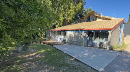 Cozy, well appointed unit near centre of Jindabyne and 30mins to snowfields. Отели рядом с достопримечательностью «Сноуи Маунтинс Граммар Скул»