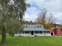 Spacious 5bd/3ba Catskills House w Pool, River/Lake Access, WiFi, A/C & Gameroom Hotels in Lexington