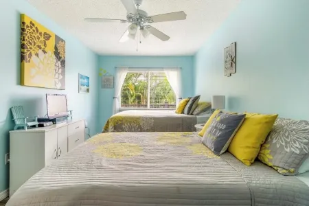 Bright condo in the palms, close to everything! Отели в г. Холмс Бич