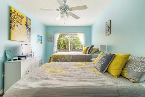 Bright condo in the palms, close to everything!