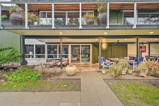 Edmonds Apartment with Private Wine Cellar!