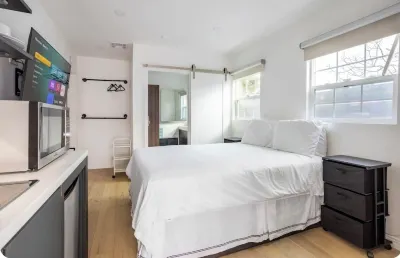 Cozy 1-bedroom house with AC, WiFi in lovely Los Angeles Braemar Country Club附近的飯店