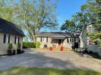LAKE ERIE WATERFRONT COTTAGE. SLEEPS UP TO 7, JUST BRING YOUR BATHING SUIT.