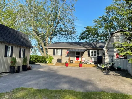 LAKE ERIE WATERFRONT COTTAGE. SLEEPS UP TO 7, JUST BRING YOUR BATHING SUIT. Отели в г. Халдиманд Каунти