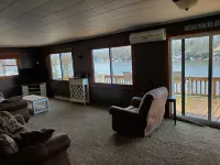 Port bay getaway! Spacious waterfront 4-bedroom house in welcoming Port Bay, NY Hotel di Wolcott