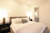 Sweet Baby Magnolia at The Lamar...Charming  Cottage By the Square near Campus!