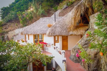 Exquisite Lake Front Villa: Private Cove, Sauna, Pizza Oven, Kayaks, SUPs