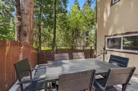 Fall Getaway ~ 5 BR Family Retreat, Game Room, Fire Pit, Minutes to SkyPark