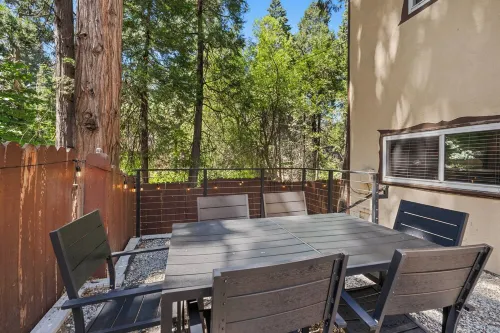 Fall Getaway ~ 5 BR Family Retreat, Game Room, Fire Pit, Minutes to SkyPark