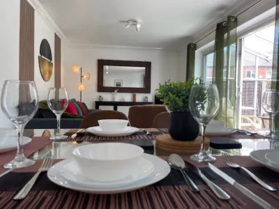 Charming Large 3 Bedroom House /garden Fauners, Basildon, Essex Ss165ap Hotels in 