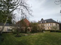 Dans le Parc d' une Villa Belle Epoque Appartement Atypique Avec sa Serre! Hotels in Bourbon-l'Archambault