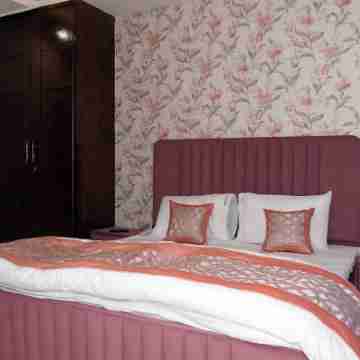 Entire cozy 2 BHK apartment with AC, WiFi ,Park facing in Lajpat nagar New Delhi Rooms