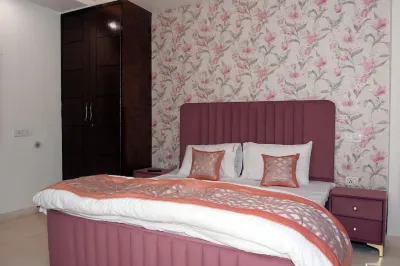 Entire cozy 2 BHK apartment with AC, WiFi ,Park facing in Lajpat nagar New Delhi Hotels in Lajpat Nagar