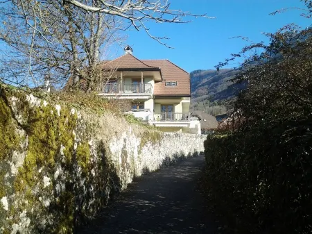 Talloires. Apartment with magnificent view, 5 minutes walk from the beach and shops
