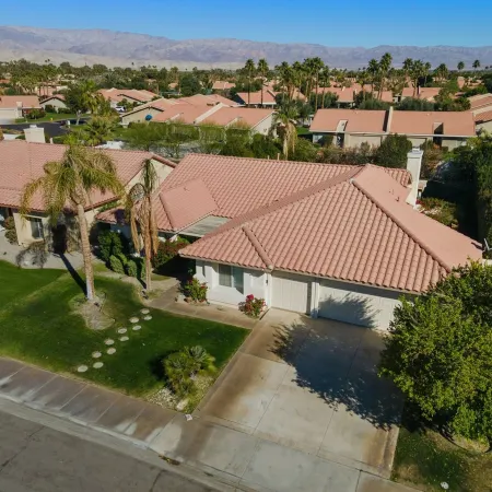 Stunning 5 Star Home Retreat Private Pool Spa BBQ 4 BR