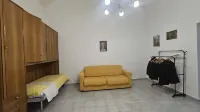 2 minutes from the Train .Apartment great for families and groups