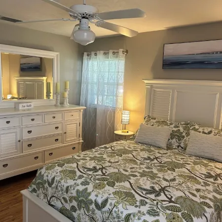 Spacious Family friendly home across from Lake Jackson, near downtown Sebring. Отели в г. Себринг