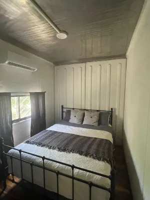 40' Tasteful container tucked away in the Jungle! 科瓦諾機場附近的飯店