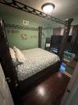 Charming 2-bedroom house in Maywood with WiFi, AC full basement with sofa bed - Homestays