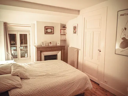 Sleep at a shrink's! Top originality! Charming furnished apartment in the heart of town