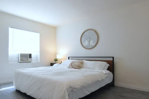 Rustic Charm King Bed Sofa Bed WiFi Burbank