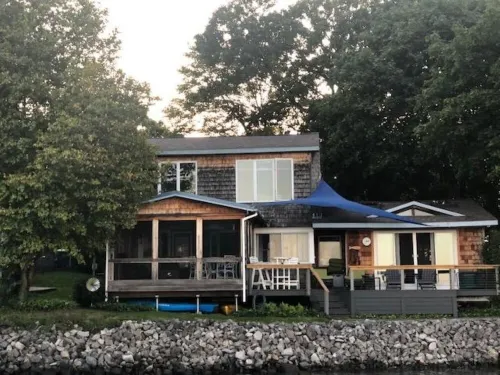 Cottage on Saratoga Lake within 10 minutes to Race Track and Broadway Avenue