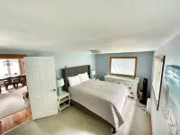 Lakeside Bliss Tait Lake – Cozy 3 Bed Cottage with Hot Tub & Private Waterfront! Hotel a Bancroft