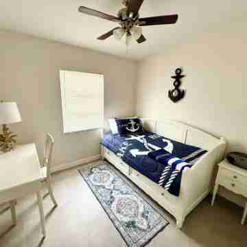 2-bedroom secondary suite in lovely Sarasota Rooms
