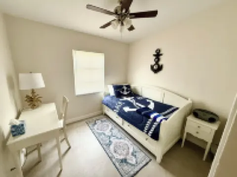 2-bedroom secondary suite in lovely Sarasota
