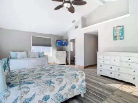 Charming home right off the main river. short paddle to hospital hole.