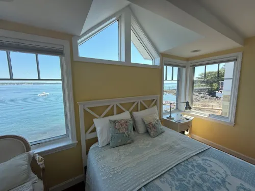 Charming 1-bedroom seaside cottage in enchanting Marblehead with WiFi, AC