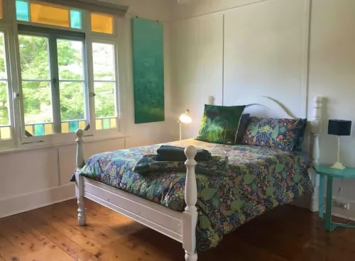 Beautiful renovated pet friendly farmhouse in the rolling green hills of Kiama