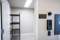 Luxury 1-bedroom flat in enjoyable Alliance with fitness room. Hotels in Alliance