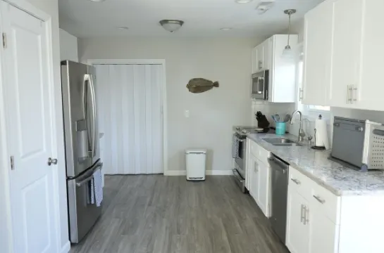 Charming 2-bedroom cottage on one level in delightful Carolina Beach