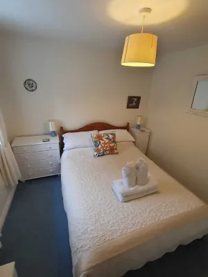 Lonin Cottage. Unwind in our cozy cottage, surrounded by scenic walks.