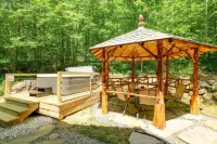 COZY CUB CABIN Mountainside • Lake George, Hot Tub, Fireplace, Gazebo فنادق في Hague