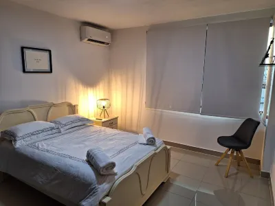 Luminoso, moderno, parqueo, piscina Hotel a 