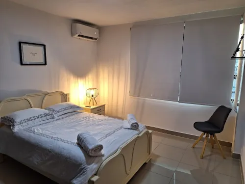 Luminoso, moderno, parqueo, piscina