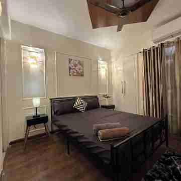 Cozy luxurious 1bhk apartment in Noida with WiFi, AC Rooms