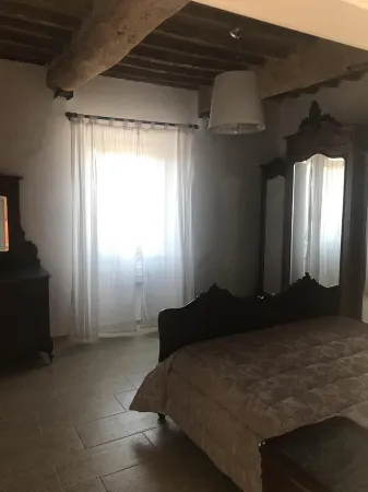 Elegant apartment in the historic village, with ceiling beams and splendid views Отели рядом с достопримечательностью «Podere Sapaio»