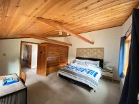 Naked Elk Lodge: 4 Bdrms, Hot Tub, Projector TV near Mt. Rainier