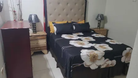 2 Bedroom  2 Bathroom Kitchen Living room and verandah   Close to a beach Отели рядом с достопримечательностью «Reggae Walk of Fame and Museum»