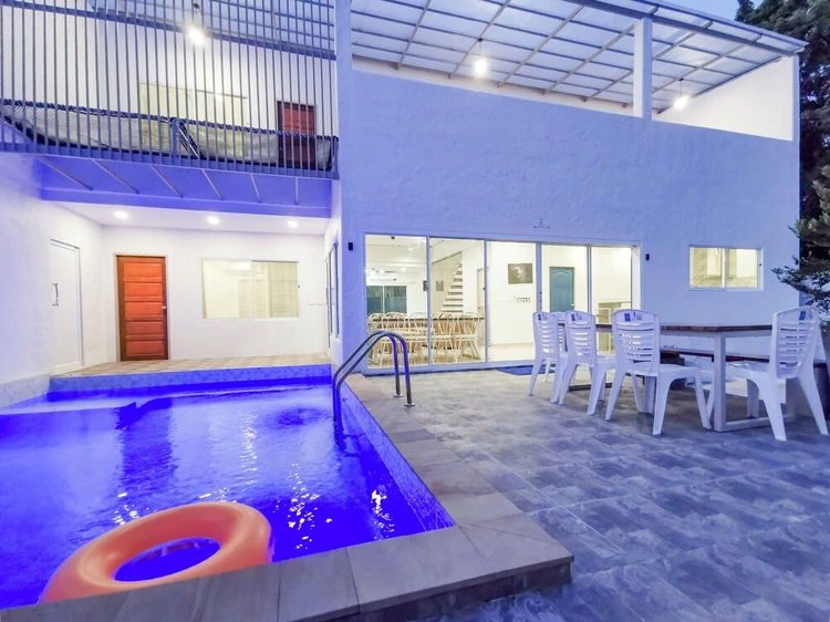 รูปภาพของThe villa seamlessly blends modern design, refined aesthetics and serene comfort