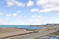 Flat, amazing balcony sea view, bike store, garden