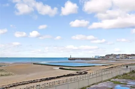 Flat, amazing balcony sea view, bike store, garden Отели рядом с достопримечательностью «Shell Grotto»