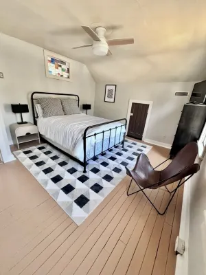 Luxury Home:3 Bed/2 Bath with Shuffleboard~ walk to Restaurants/Bars near Purdue