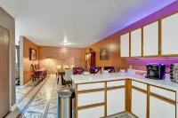 Spacious 4-BR Apt, Fast WiFi in Downtown Memphis. Walk to Convention Center.