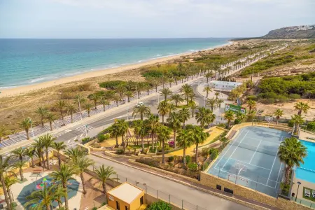 Apartment on the beachfront with parking, pool and gym